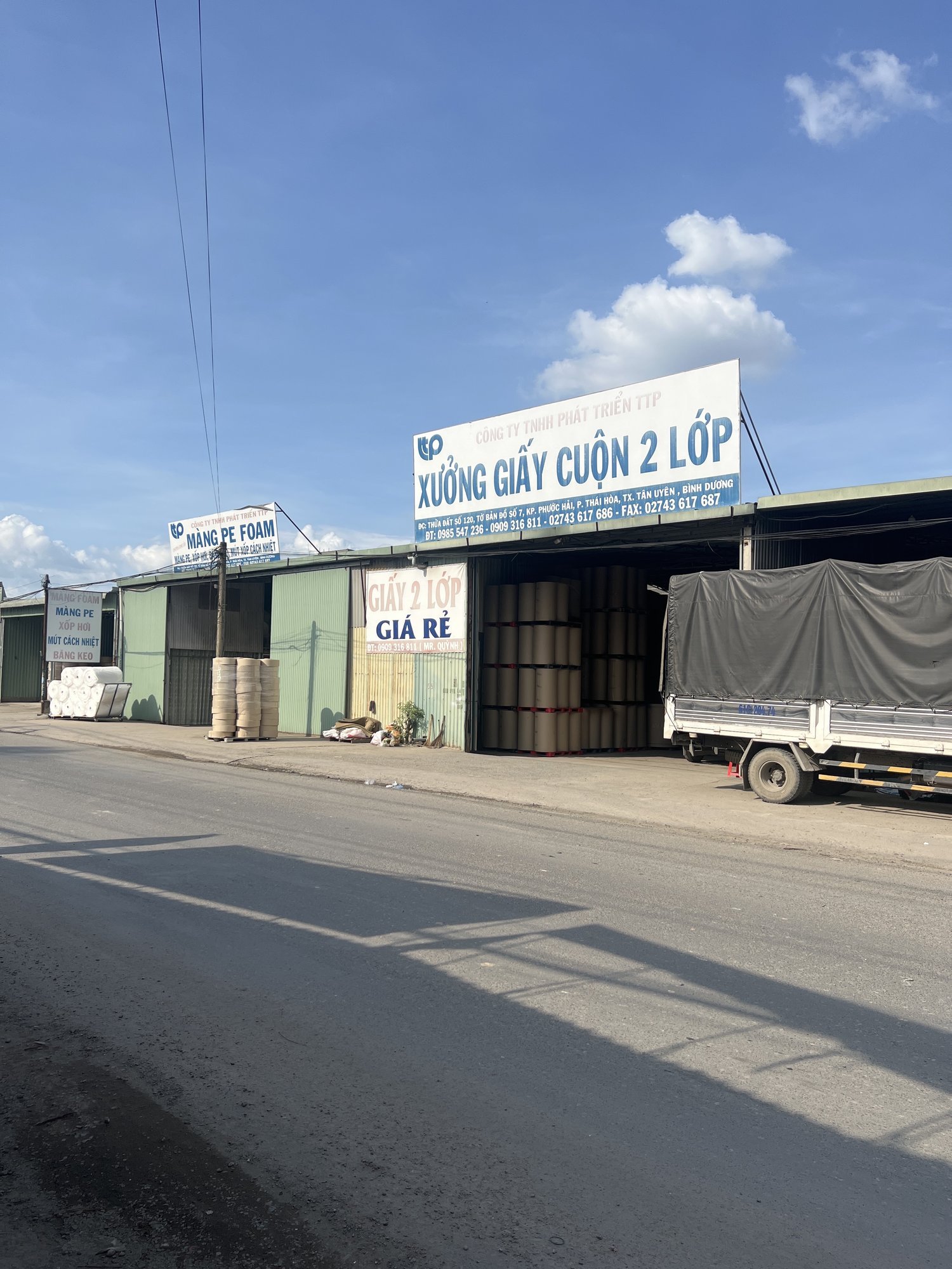 Xưởng giấy cuộn 2 lớp Công ty TTP mặt tiền đường lớn, xe tải giao hàng Xưởng giấy cuộn 2 lớp Công ty TTP mặt tiền đường lớn, xe tải giao hàng